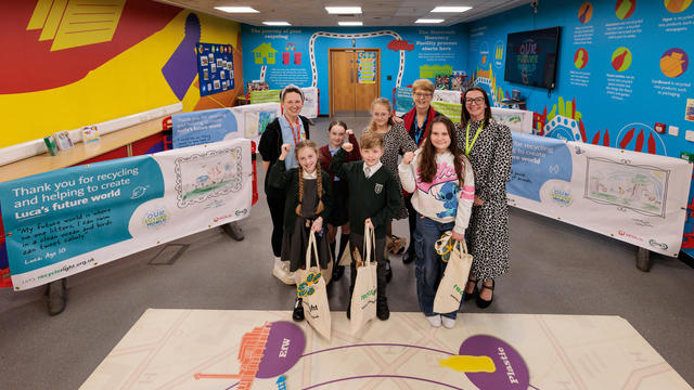School children competition winners with staff members from Veolia and MRWA at Gillmoss RDC Event