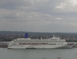 Veolia servicing cruise ship