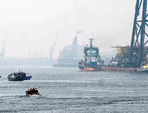 workers at sea 