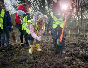 kids planting trees