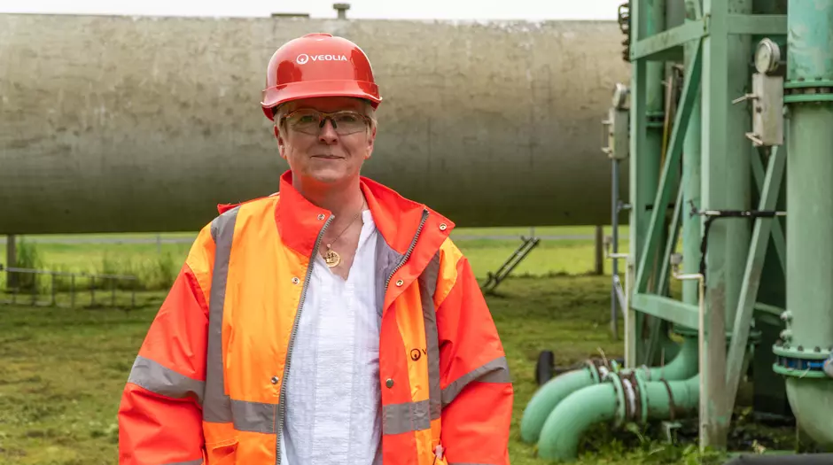 veolia staff member in orange PPE