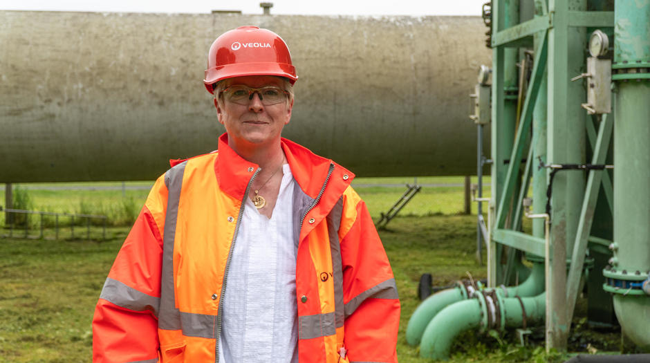veolia staff member in orange PPE