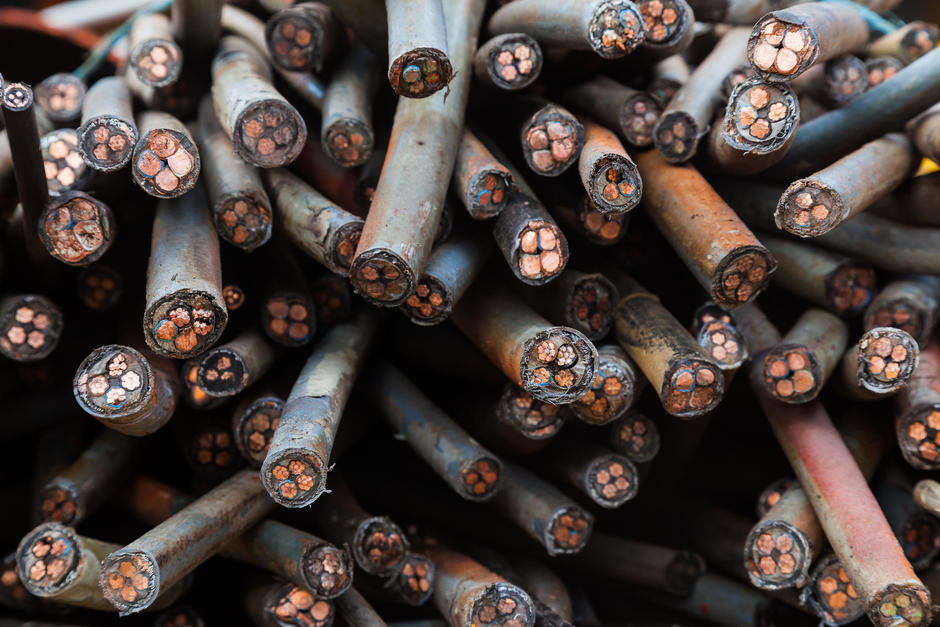 A bunch of cut small cables showing the copper core.