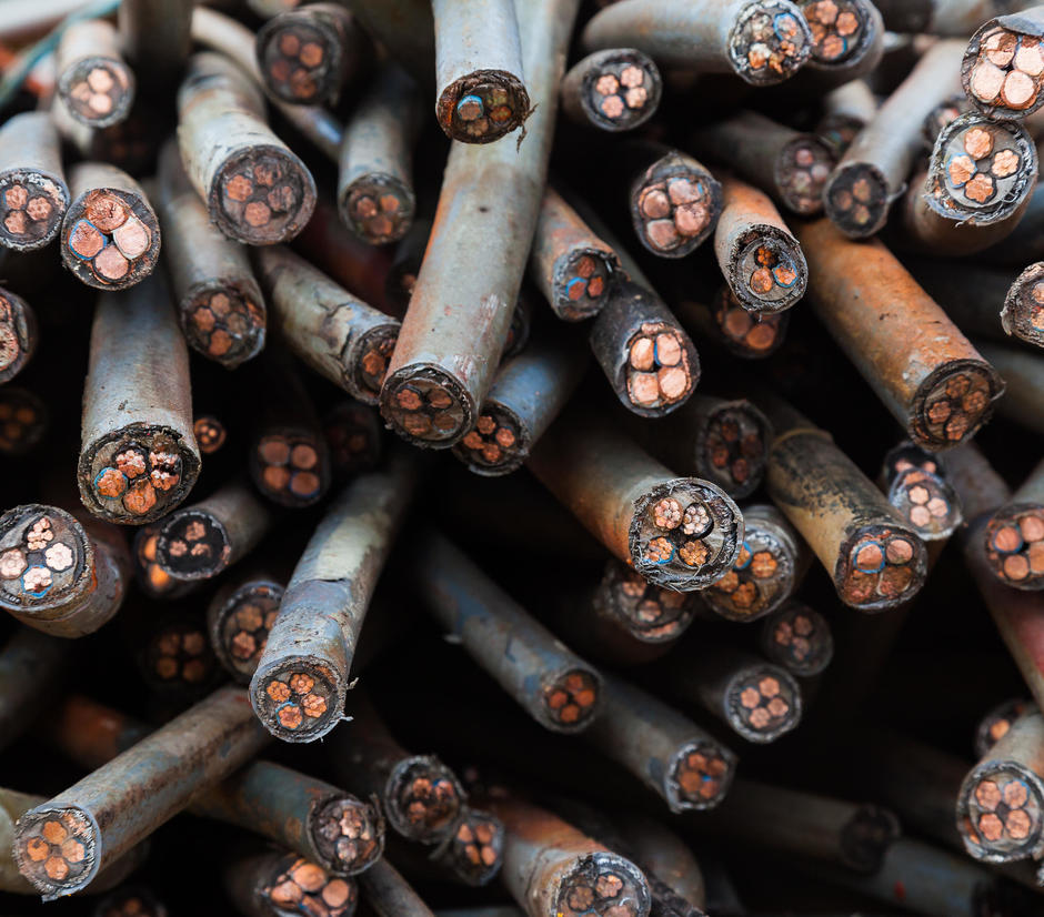 A bunch of cut small cables showing the copper core.