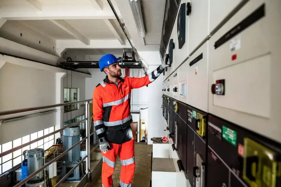 Veolia employee working on a hard facilities management project
