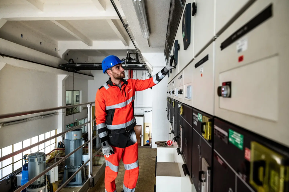 Veolia employee working on a hard facilities management project