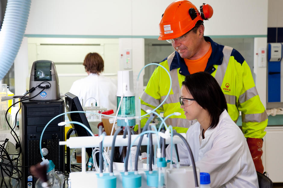 Veolia staff working on biocarburants project