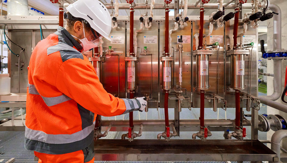 A Veolia staff doing maintenance 