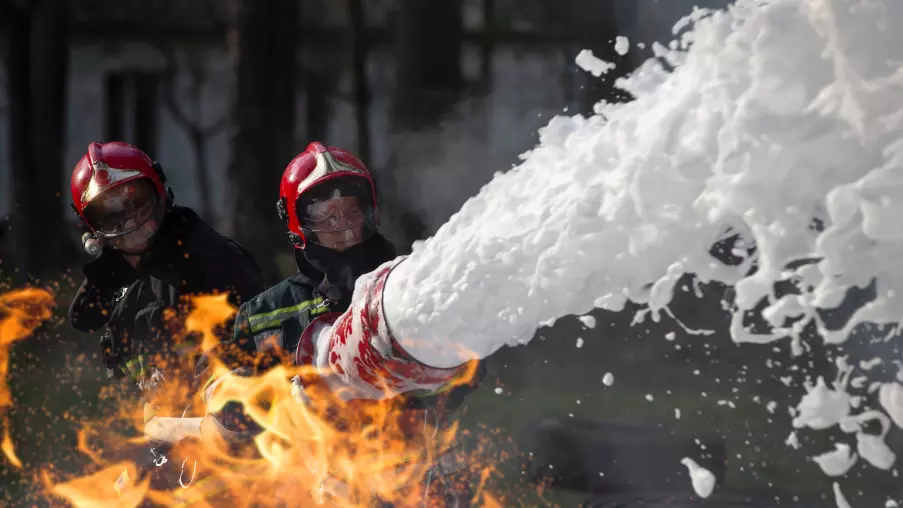 Firefighter using the liquid firefighting foams containing PFAS